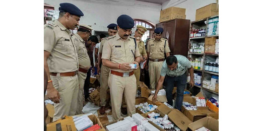 बिहार में पूर्व सांसद के आवास पर रेड, नकली और नशीली दवाओं का जखीरा बरामद 